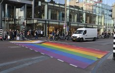909195 Afbeelding van het nieuwe regenboog-zebrapad (LHBTIQ+-pad) in de Lange Viestraat te Utrecht.